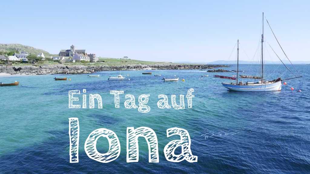 iona ausflug schottland, kloster mit blauem meer und booten 