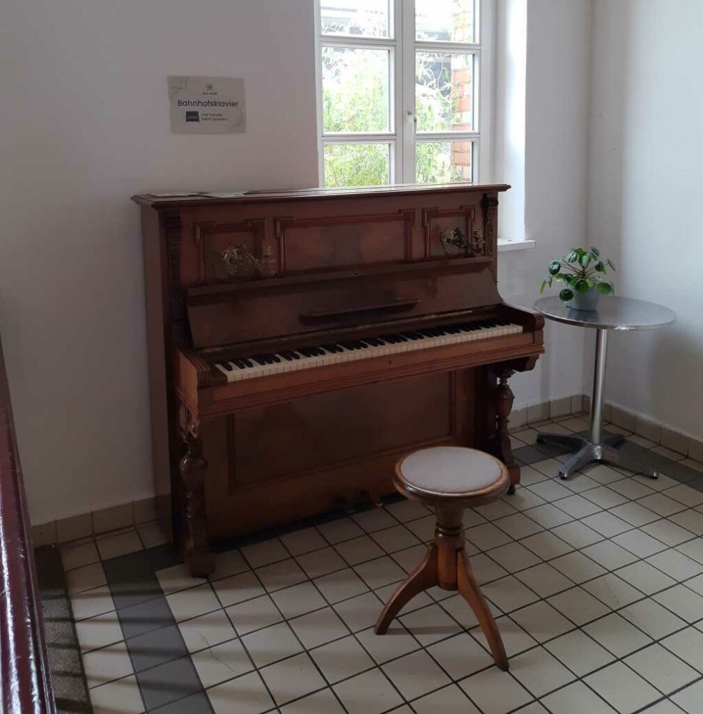 salzderhelden bahnhofsklavier