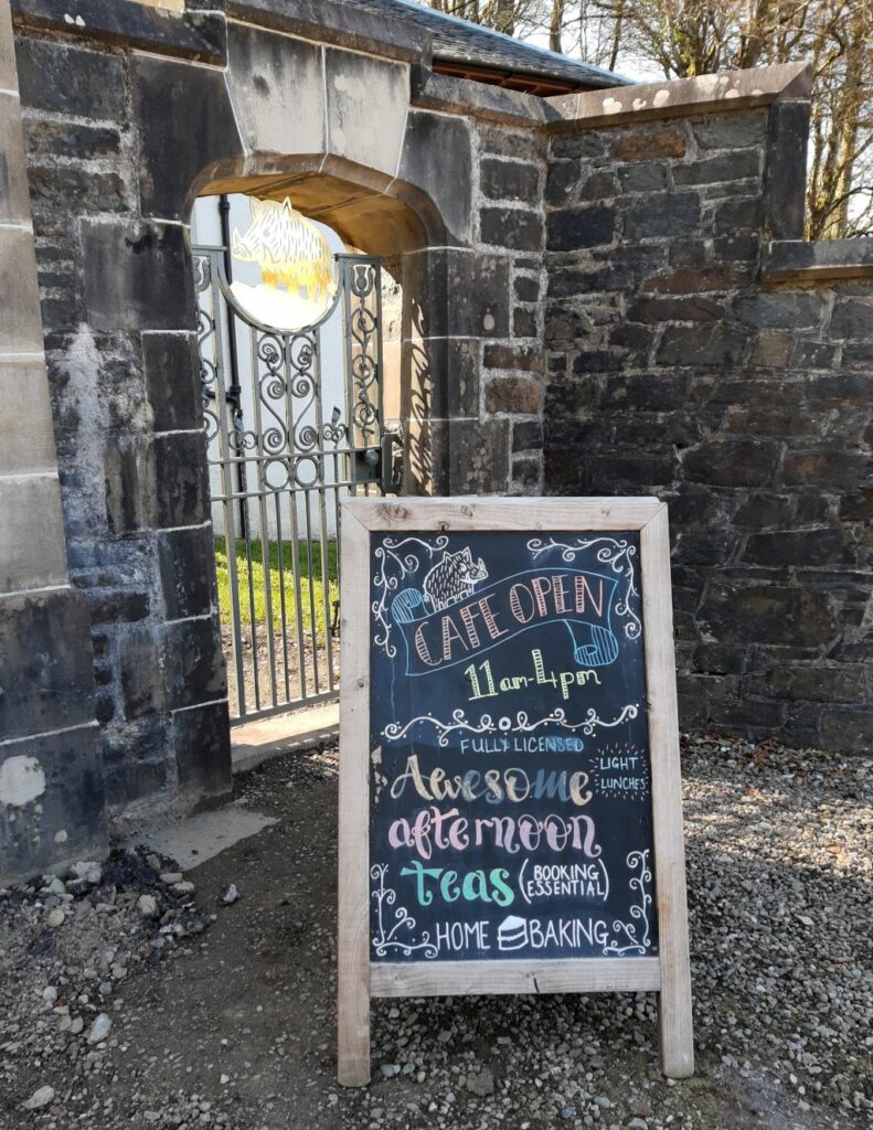 kintyre schottland torrisdale distillery cafe schild