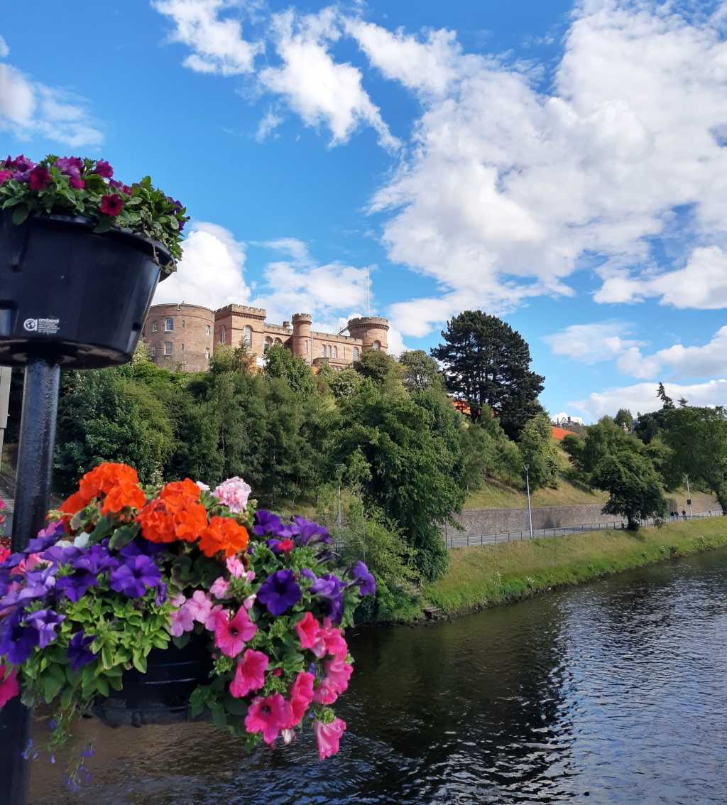 inverness castle vom fluss ness aus mit Blumen