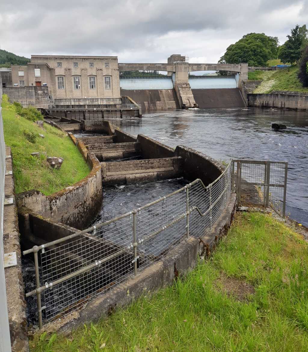 schottland mit kind pitlochry damm fischtreppe