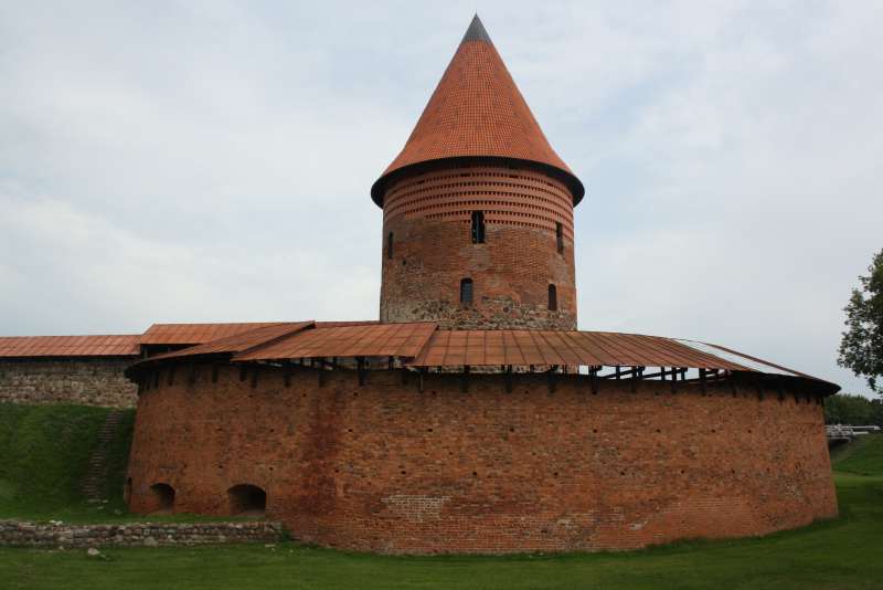 Das ist NICHT die Burg von Trakai, sondern ein Stück von der in Kaunas. Der Baustil ist so halbwegs ähnlich, deshalb fällt es mit etwas Glück niemandem auf... ;)