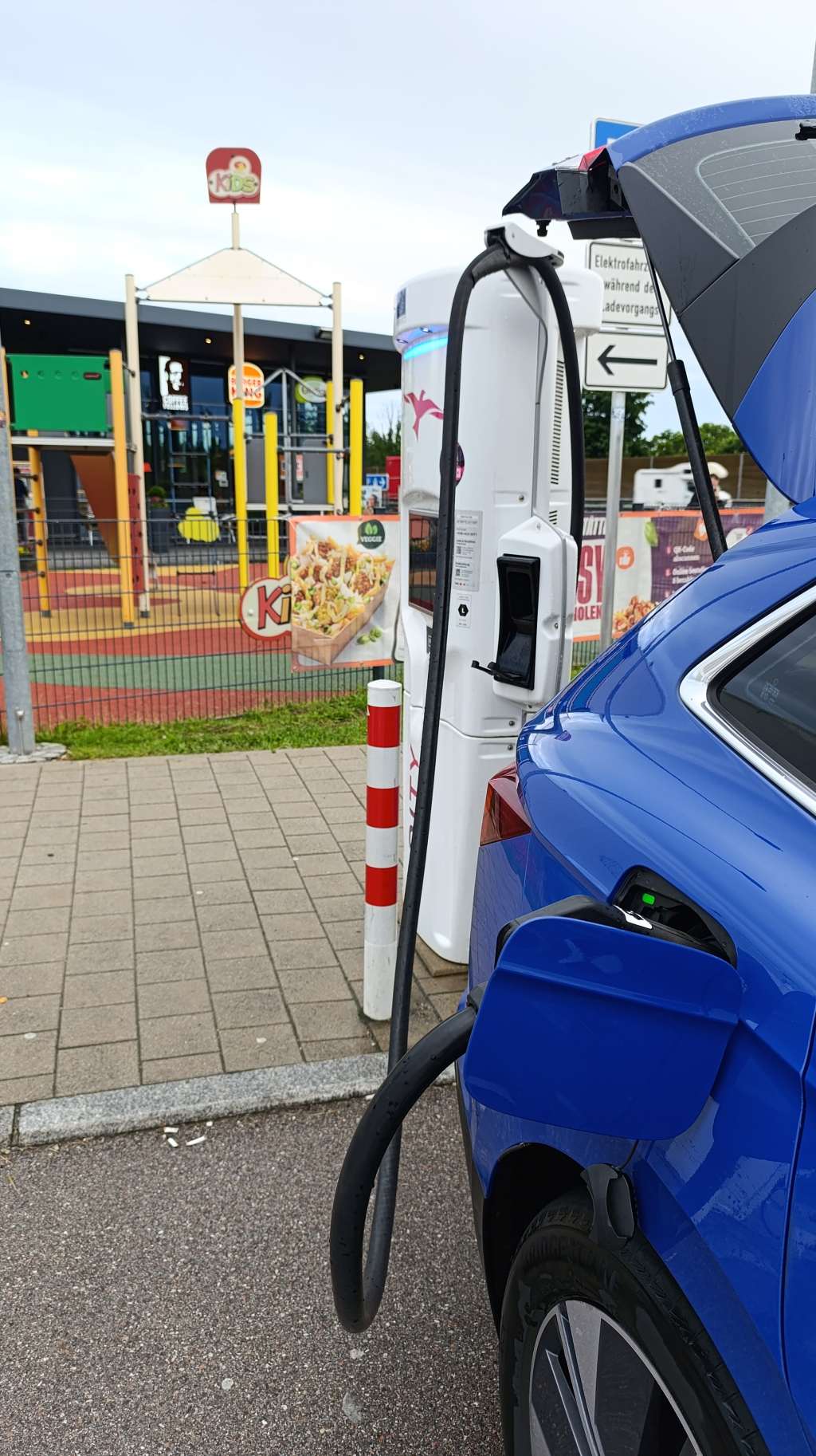 roadtrip mit e-auto ladestopp rasthof