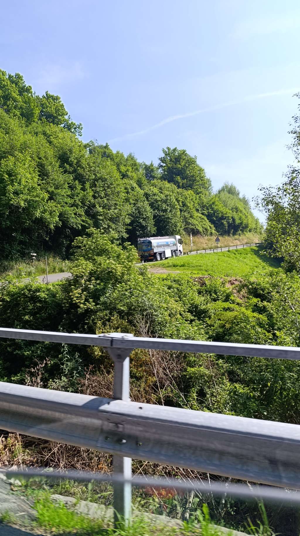 südtirol milchlaster straße, roadtrip mit e-auto