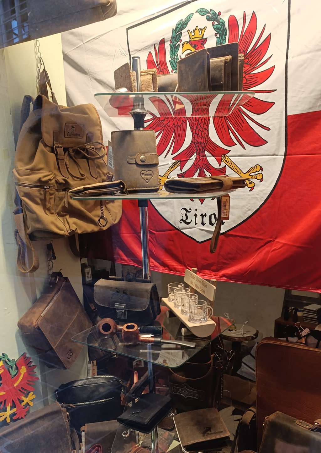 tirol flagge schaufenster innsbruck
