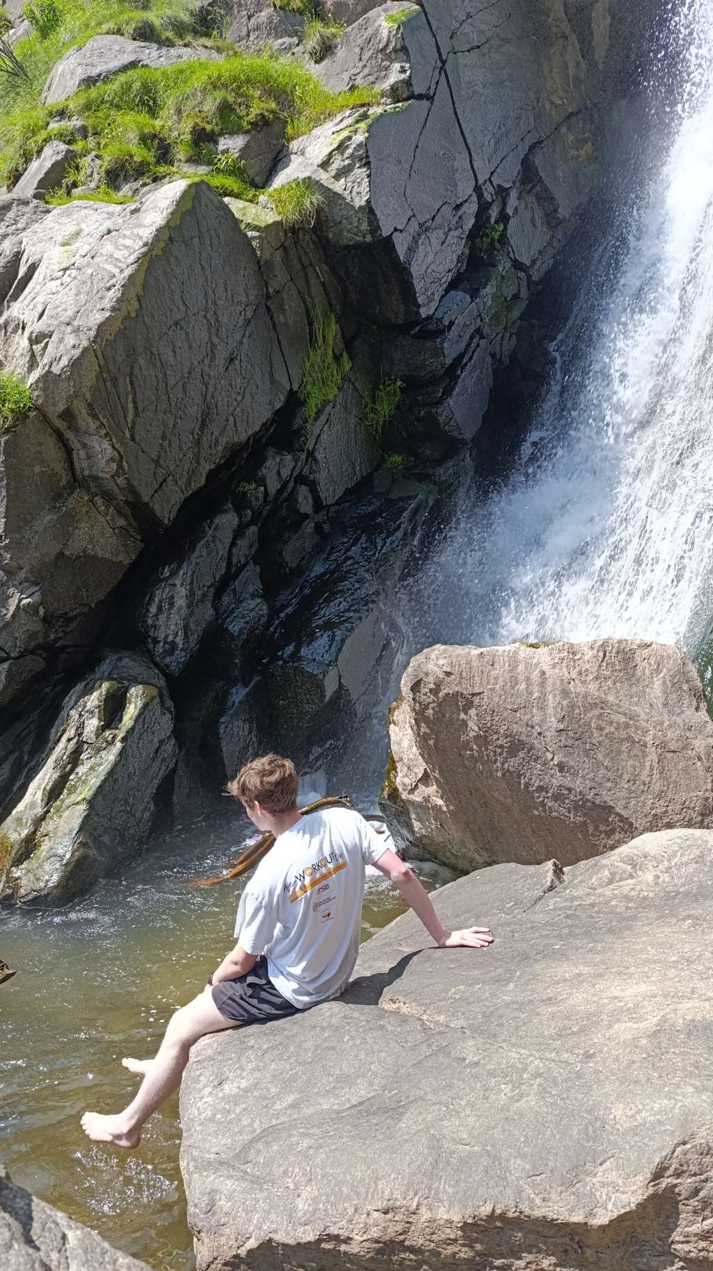 barbianer wasserfall mit teenager