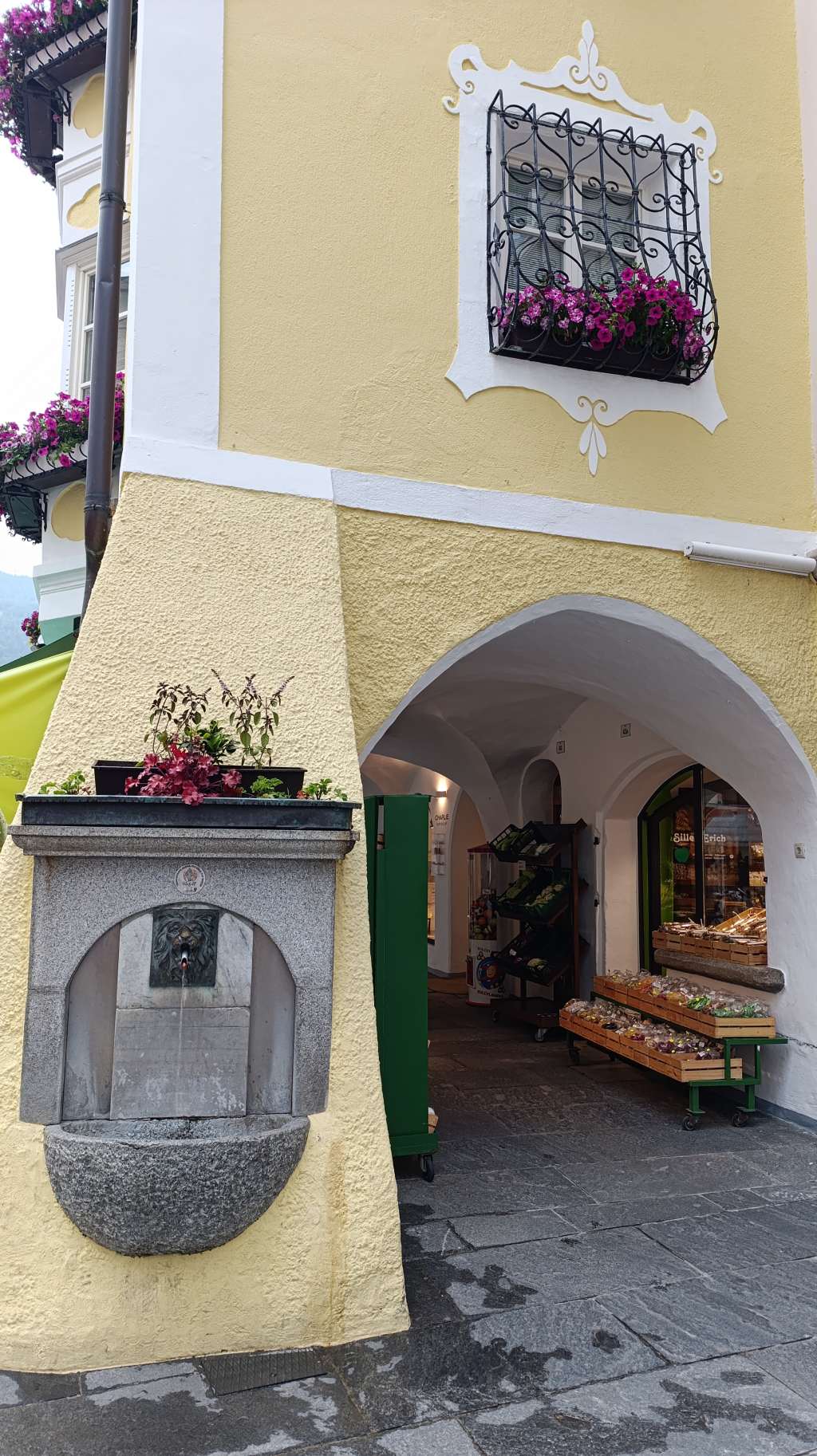 sterzing laubengang trinkbrunnen