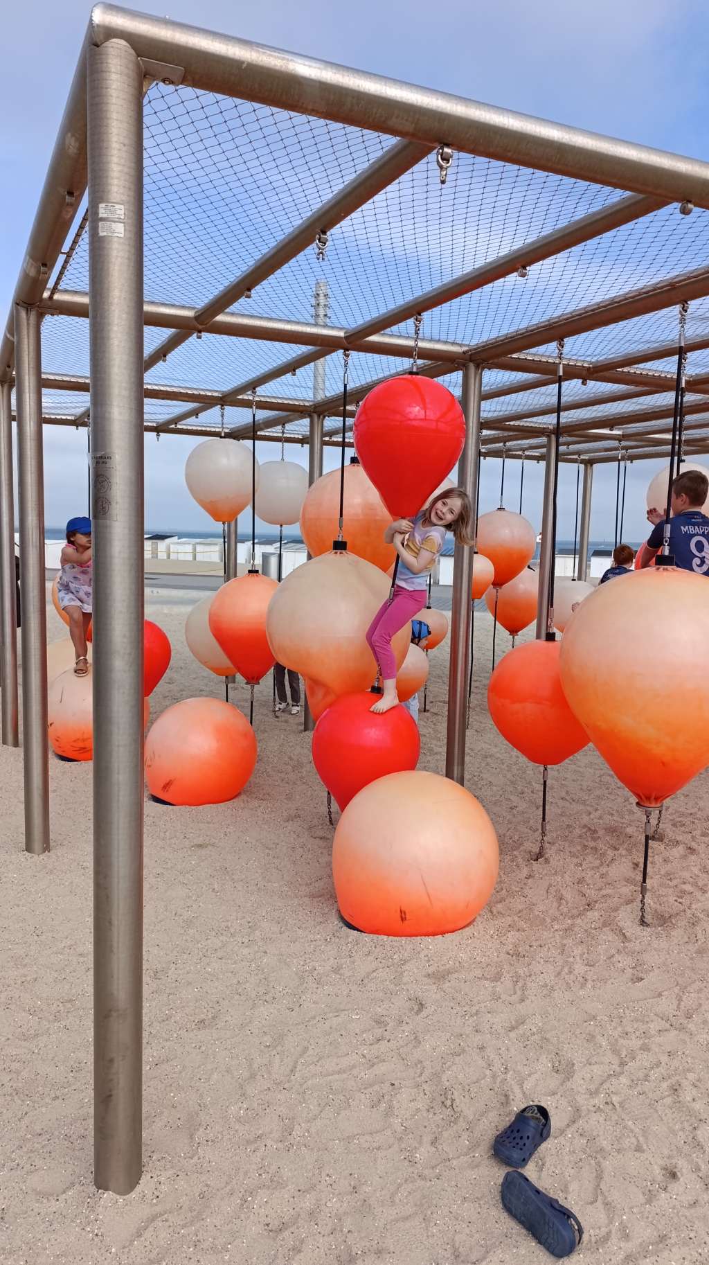 calais mit kindern spielplatz bojen