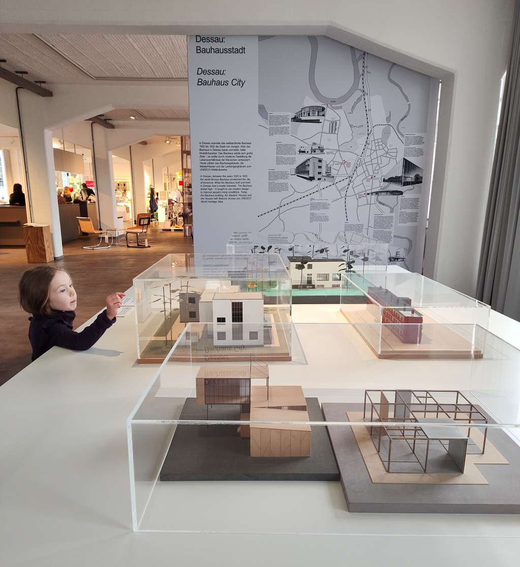 dessau bauhaus mit kindern ausstellung