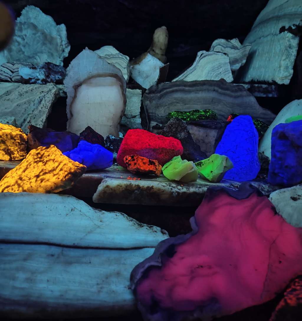 schillathöhle fluoreszierende steine